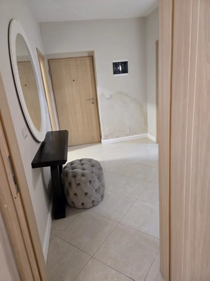 Tirane, jepet me qera apartament 1+1 Kati 1, 57 m² 550 € (Rruga Petro Nini Luarasi)