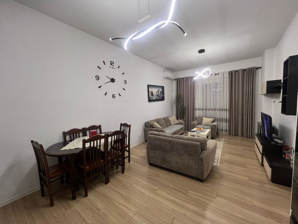Tirane, jepet me qera apartament 2+1+Ballkon Kati 2, 95 m² 450 € (Prane Casa Italia)