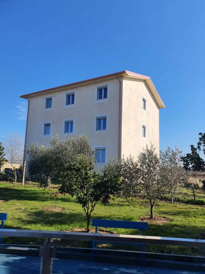Durres, jepet me qera apartament 5+1+Aneks+Ballkon Kati 1, 131 m² (Rruga Veriu)