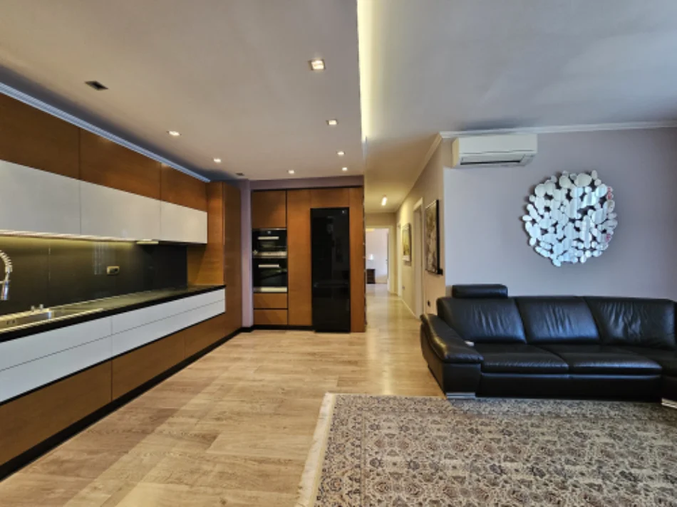 Tirane, shitet apartament 3+1 Kati 8, 140 m² 290.000 € 