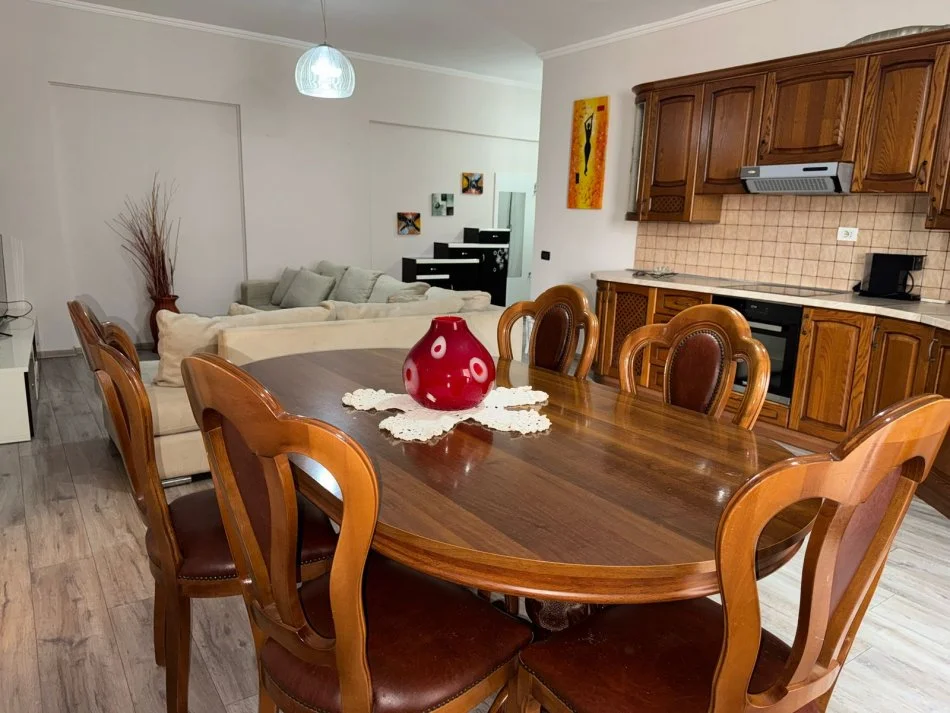 Tirane, jepet me qera apartament 2+1 Kati 5, 110 m² 600 € (Komuna e Parisit)