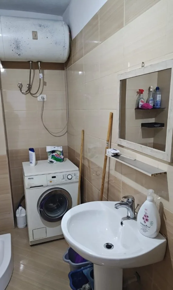 Tirane, jepet me qera apartament 1+1 Kati 3, 63 m² 400 € (Rruga Veli Dedi)