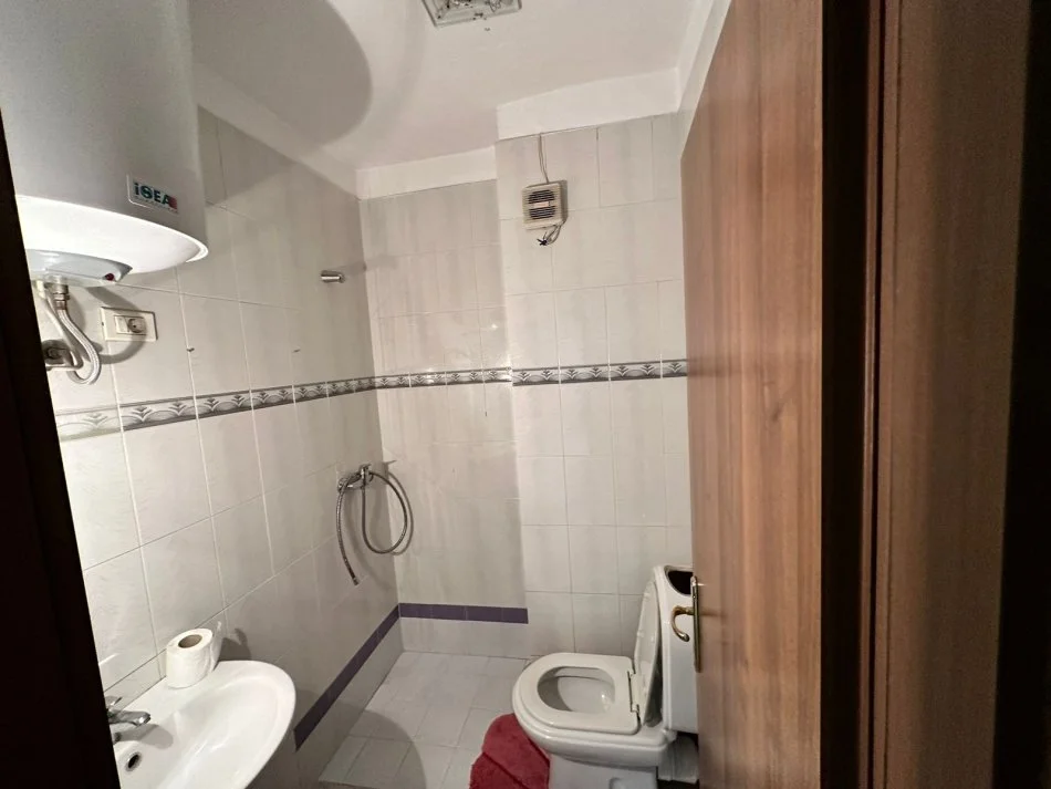 Tirane, jepet me qera apartament 2+1 , 100 m² 550 € (Rruga e kavajes)