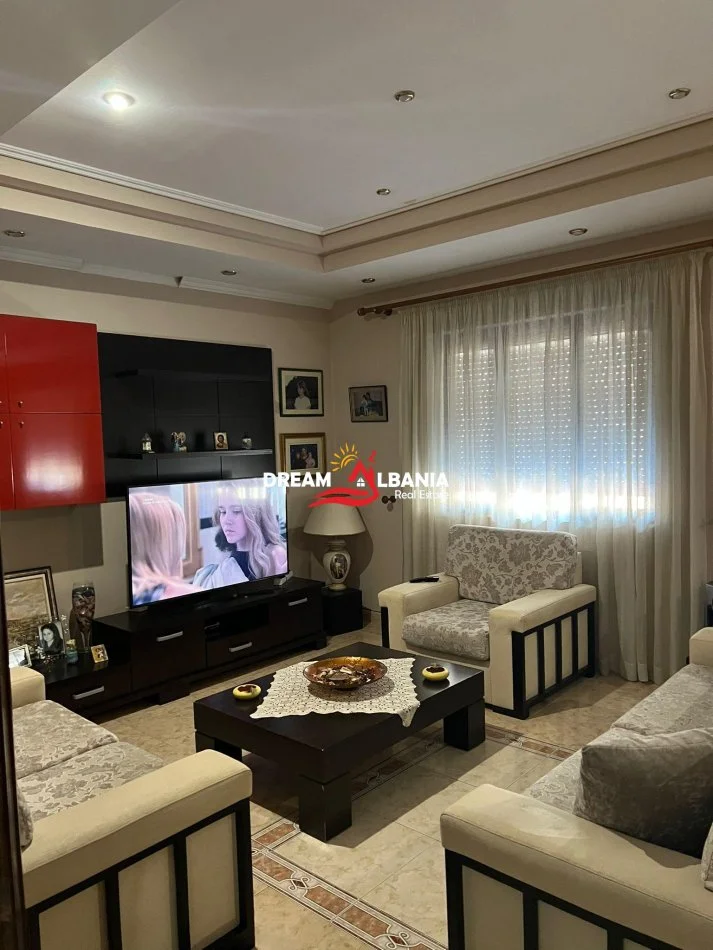 Tirane, jepet me qera apartament 2+1 Kati 3, 130 m² 550 € (Xhamllik)