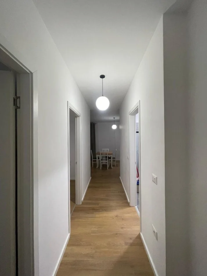 Tirane, jepet me qera apartament 2+1+Ballkon Kati 3, 9.793 m² 800 € (Rr.Don Bosko)