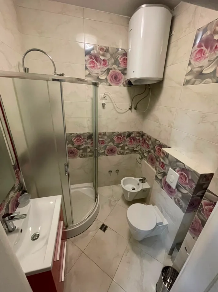 Tirane, jepet me qera apartament 1+1 Kati 7, 60 m² 700 € (Rruga Tefta Tashko)