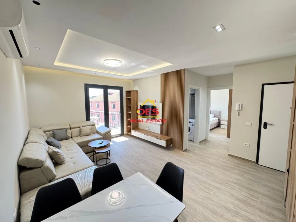 Vlore, jepet me qera apartament 1+1+Ballkon Kati 2, 70 m² 300 € (Rruga Gjergj Kastrioti)