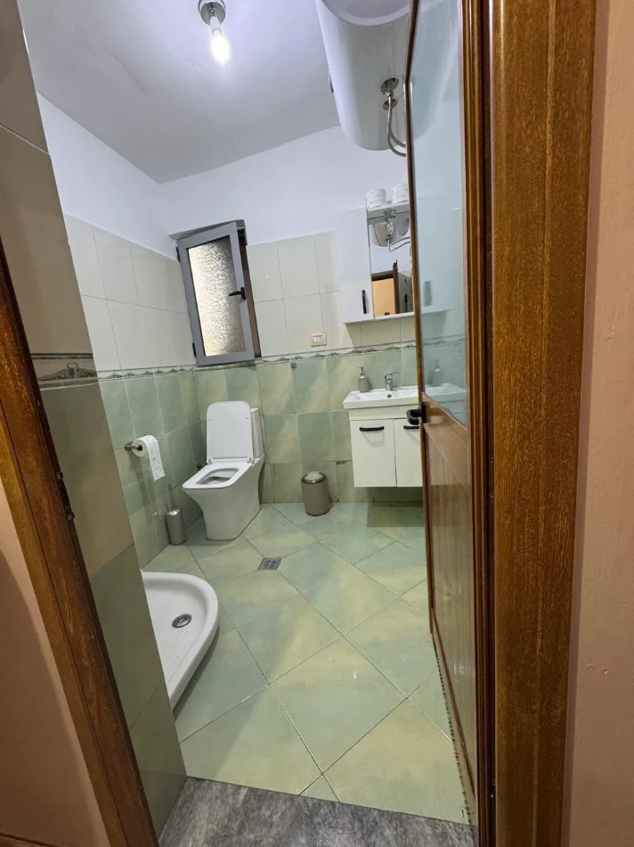 Tirane, jepet me qera apartament 1+1 , 80 m² 700 € (Rruga Kosovareve)