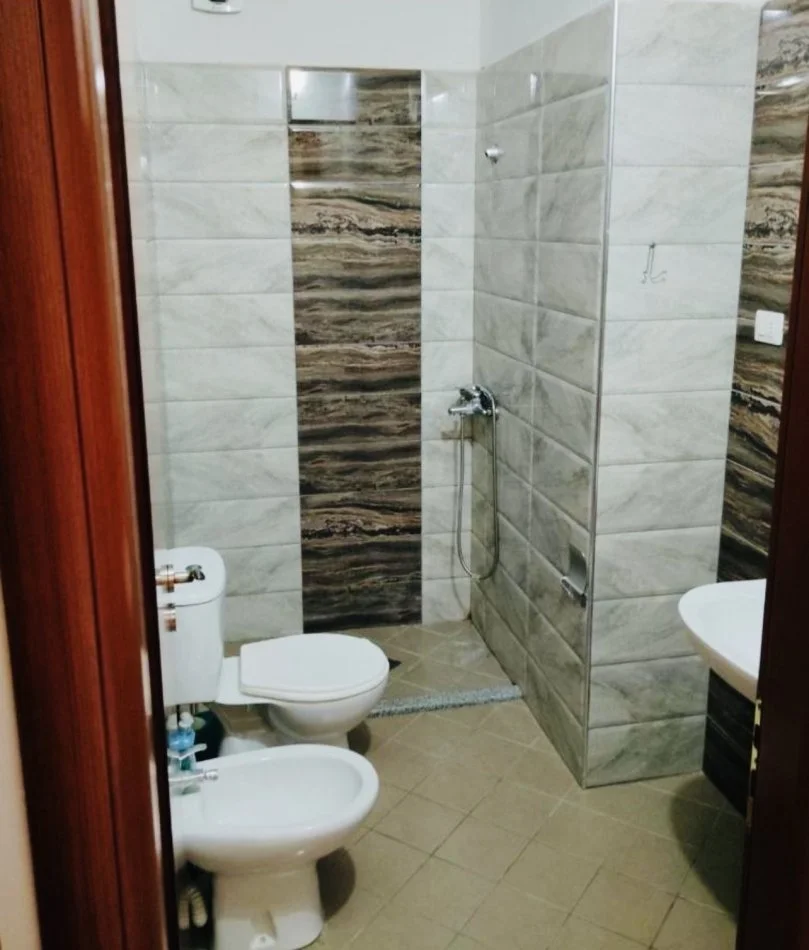 Vlore, jepet me qera apartament 1+1+Ballkon Kati 4, 350 € (Plazhi i Vjeter)