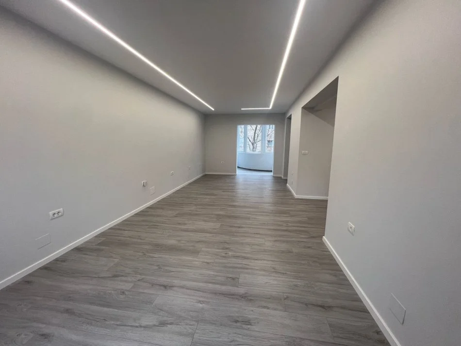 Tirane, jepet me qera ambjent biznesi Kati 1, 100 m² 700 € (Xhamllik)
