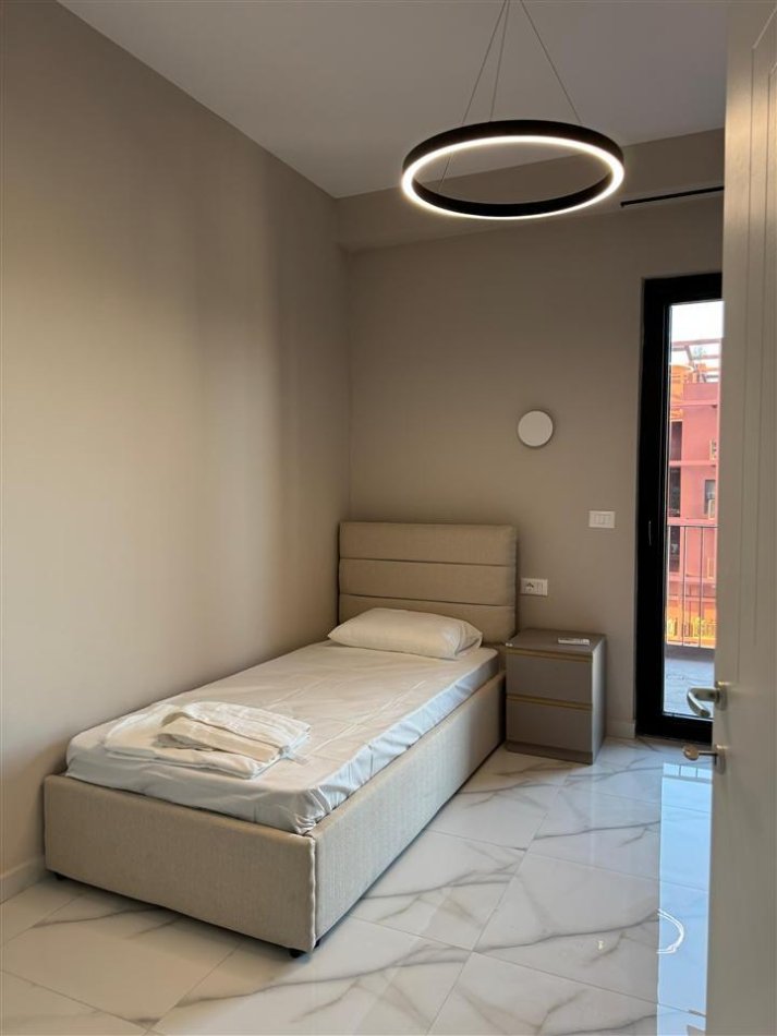 Tirane, jepet me qera apartament 3+1+Ballkon Kati 15, 125 m² 1.500 € (Garden Building)