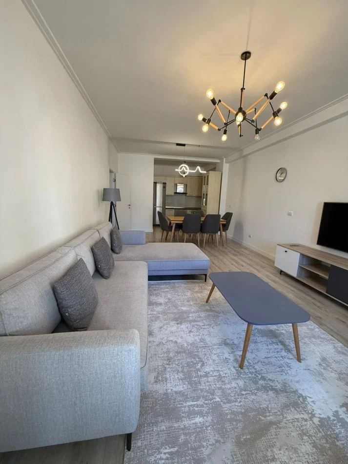 Tirane, jepet me qera apartament 2+1+Ballkon Kati 2, 750 € (Stacioni Trenit)