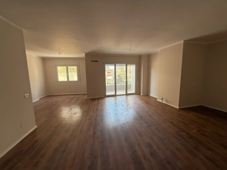 Tirane, jepet me qera apartament 2+1 Kati 2, 800 € 