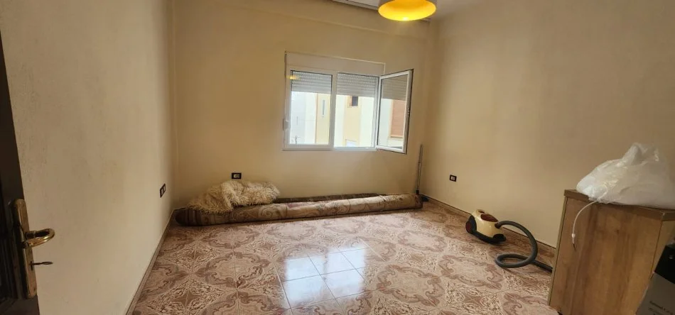 Tirane, jepet me qera apartament 2+1+Ballkon Kati 2, 400 € (Sauk prane Akademis se Policise)