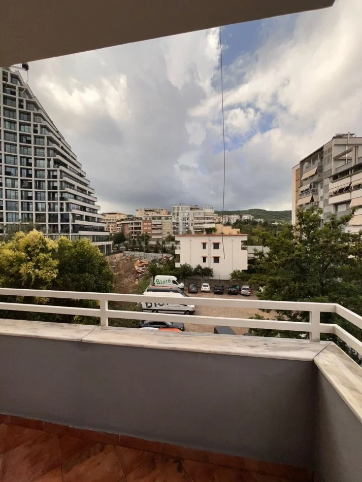 Tirane, jepet me qera apartament 2+1 Kati 3, 100 m² 800 € (Liqeni Artificial)