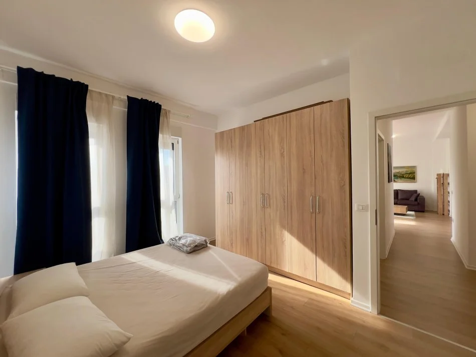 Tirane, jepet me qera apartament 2+1+Ballkon Kati 10, 100 m² 800 € (rruga frosina plaku)