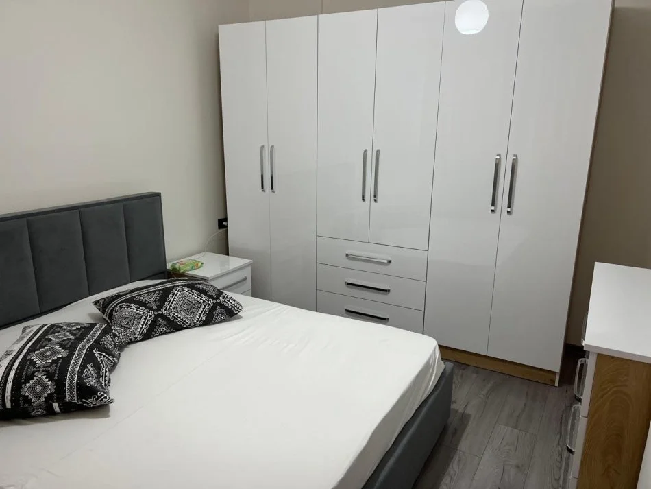 Tirane, jepet me qera apartament 1+1 Kati 6, 82 m² 600 € (Delijorgji Blue)