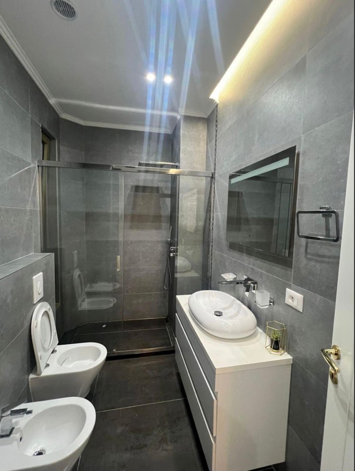 Tirane, jepet me qera apartament 2+1 Kati 8, 130 m² 2.000 € (Stadiumi Air Albania)