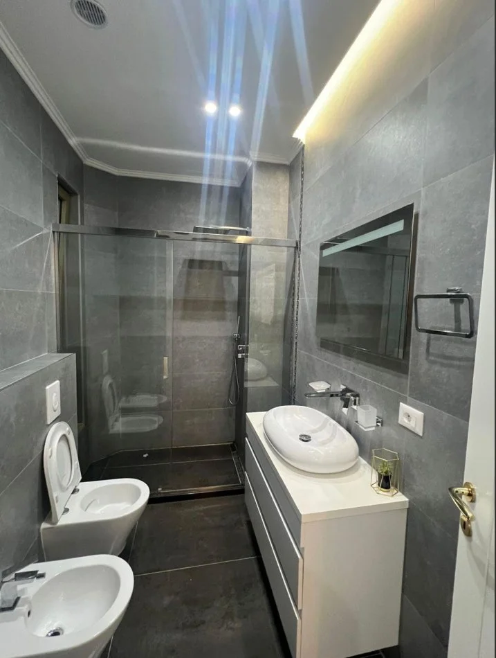 Tirane, jepet me qera apartament 2+1 Kati 8, 130 m² 2.000 € (Stadiumi Air Albania)