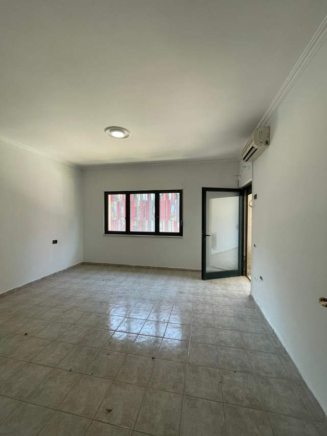 Tirane, jepet me qera ambjent biznesi Kati 1, 132 m² 800 Euro (Faik Konica)