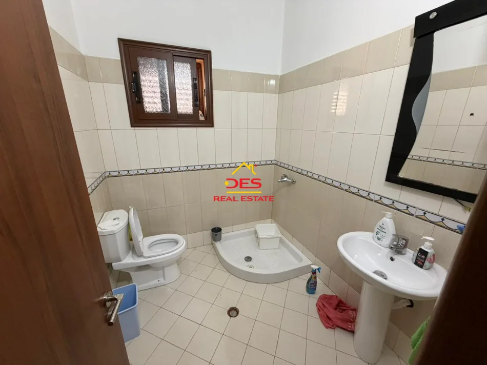 Vlore, jepet me qera Vile 3+1+Ballkon Kati 2, 120 m² 500 € (Rruga Demokracia)