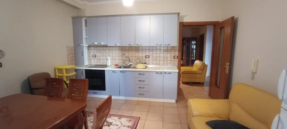 Tirane, jepet me qera apartament 2+1+Ballkon Kati 2, 80 m² 600 € (Prane Viles Gold)