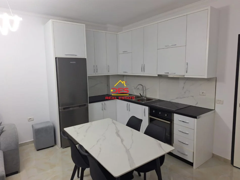 Vlore, jepet me qera apartament 1+1+Ballkon Kati 4, 70 m² 300 € (Rruga Gjergj Kastrioti)