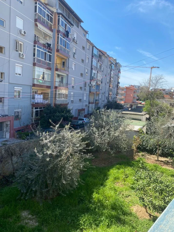 Tirane, jepet me qera apartament 3+1+Aneks+Ballkon Kati 2, 150 m² 600 € (rruga komuna parisit)