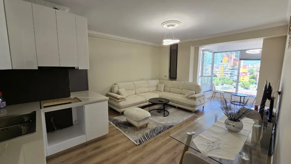 Tirane, jepet me qera apartament 1+1 , 68 m² 800 € (Stacioni i Trenit)