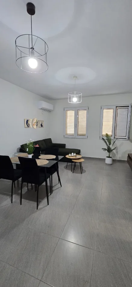Tirane, jepet me qera apartament 1+1 Kati 2, 60 m² 520 € (Komuna e Parisit prane Kika 3)