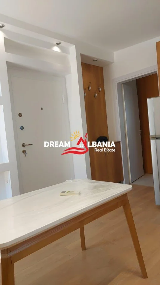 Tirane, jepet me qera apartament 1+1 , 75 m²550 € (prane Medresese)
