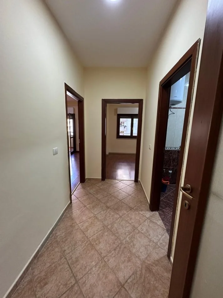 Tirane, jepet me qera ambjent biznesi Kati 4, 118 m² 750 € (Komuna Parisit)