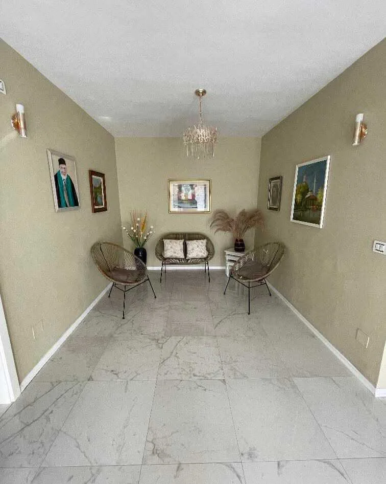 Tirane, jepet me qera shtepi 2+1+Ballkon Kati 1, 125 m² 850 € (SHKOLLA E KUQE PAZARI I RI)