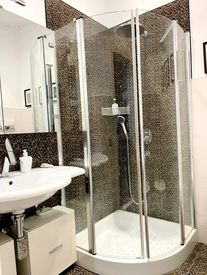 Jepet me qera apartament 2+1+Ballkon Kati 5, 110 m² 800 € (Blloku, Libri Universitar)