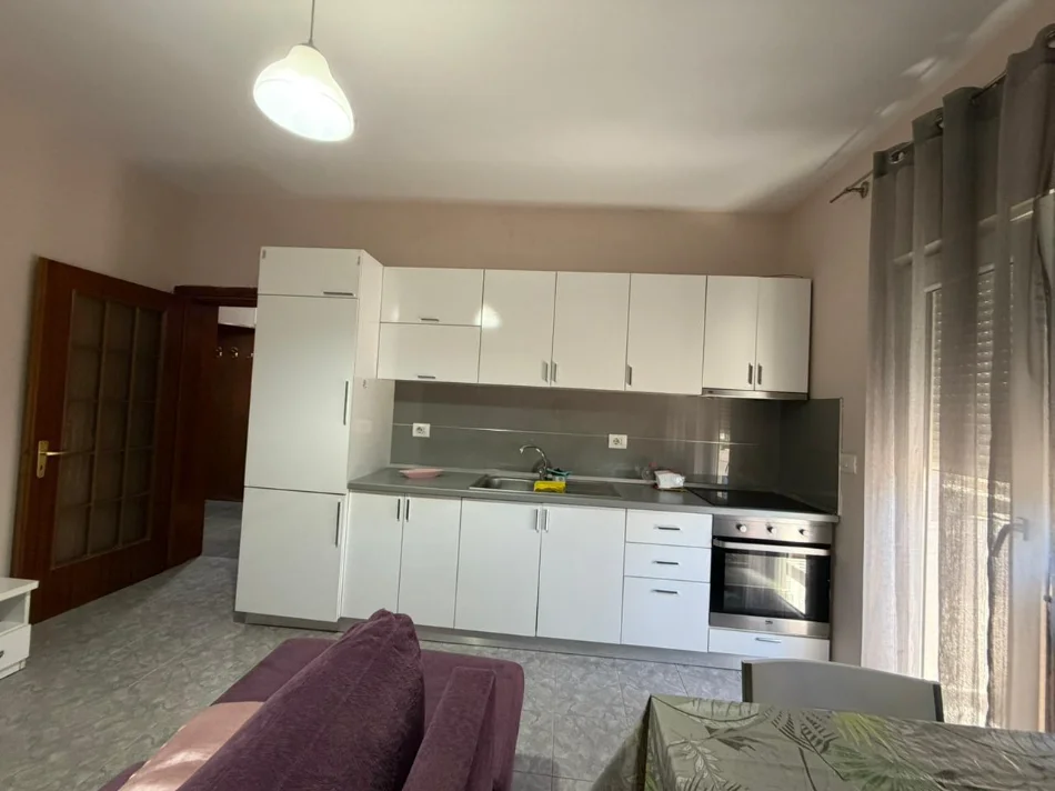 Tirane, jepet me qera apartament 2+1+Aneks+Ballkon Kati 4, 500 € (zogu i zi)