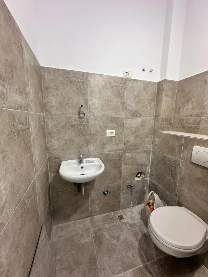 Tirane, jepet me qera ambjent biznesi Kati 0, 31 m² 300 € (Yzberisht)