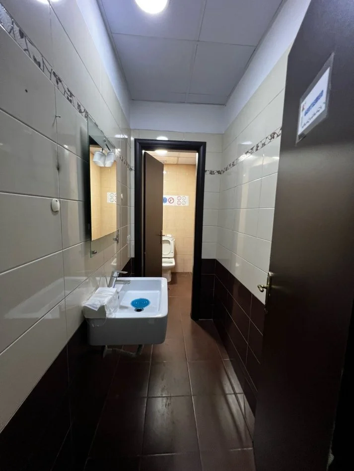 Tirane, jepet me qera ambjent biznesi , 270 m² 2.500 € (Selvia)