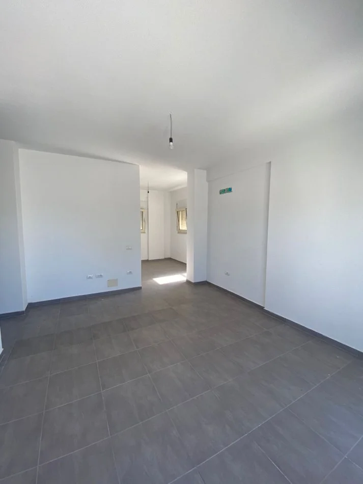 SHITET APARTAMENT 3+1+2+VERANDA 40M2 TE PERLA, GJIRI LALEZIT