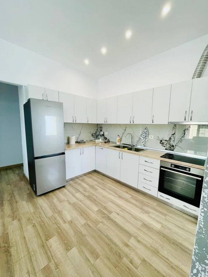 Tirane, jepet me qera apartament 2+1 Kati 0, 77 m² 450 € (Xhamlliku)