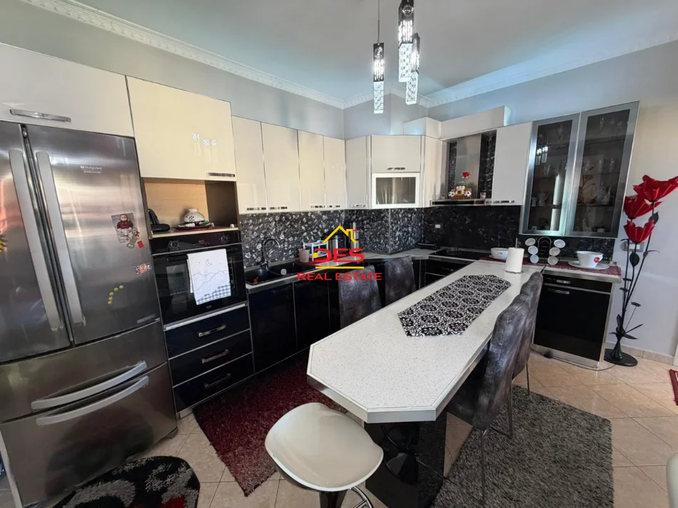 Vlore, shitet apartament 1+1+Ballkon Kati 8, 101 m² 125.000 € (Rruga Fiqirete Musta)