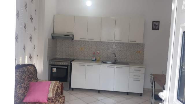 Tirane, jepet me qera shtepi 1+1 Kati 2, 60 m² 300 Euro (Laprake)