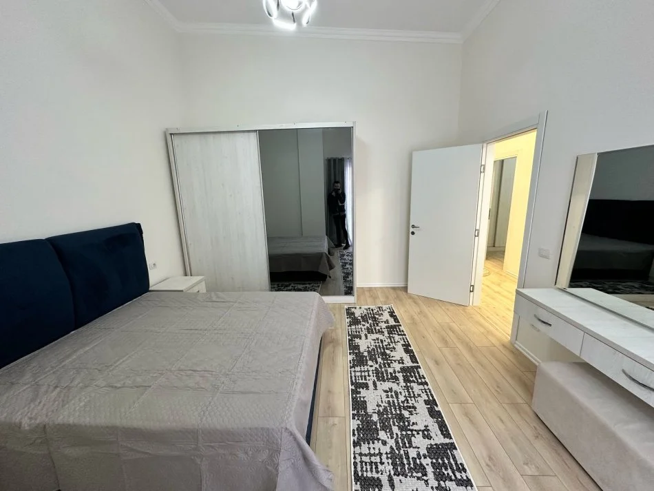 Tirane, jepet me qera apartament 2+1+Ballkon Kati 4, 110 m² 600 € (Rruga Hamdi Sina Liqeni i Thate)