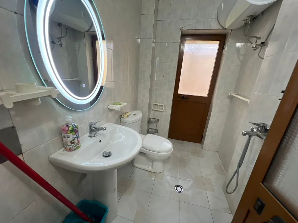 Tirane, jepet me qera apartament 1+1 Kati 2, 50 m² 500 € (Blloku)