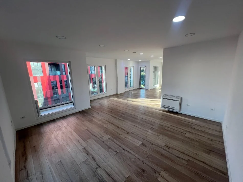 Tirane, jepet me qera ambjent biznesi Kati 3, 170 m² 2.300 € (Rr. e Elbasanit)