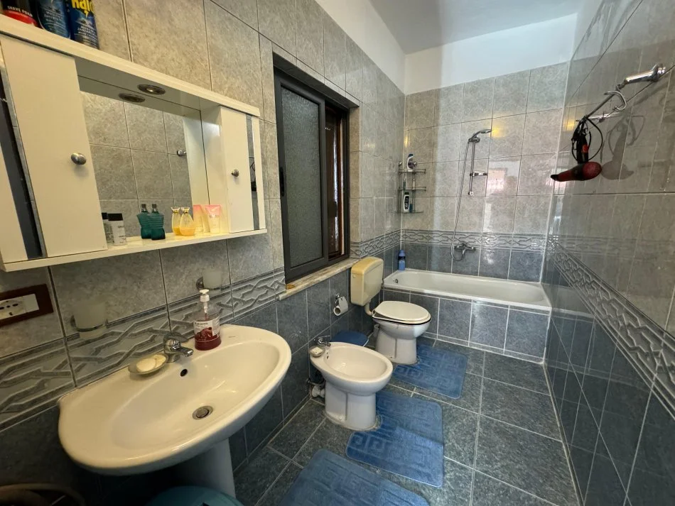 SHTEPI PRIVATE 1 KAT ME OBORR, POST PARKIMI RR. ELBASANIT 450 EURO