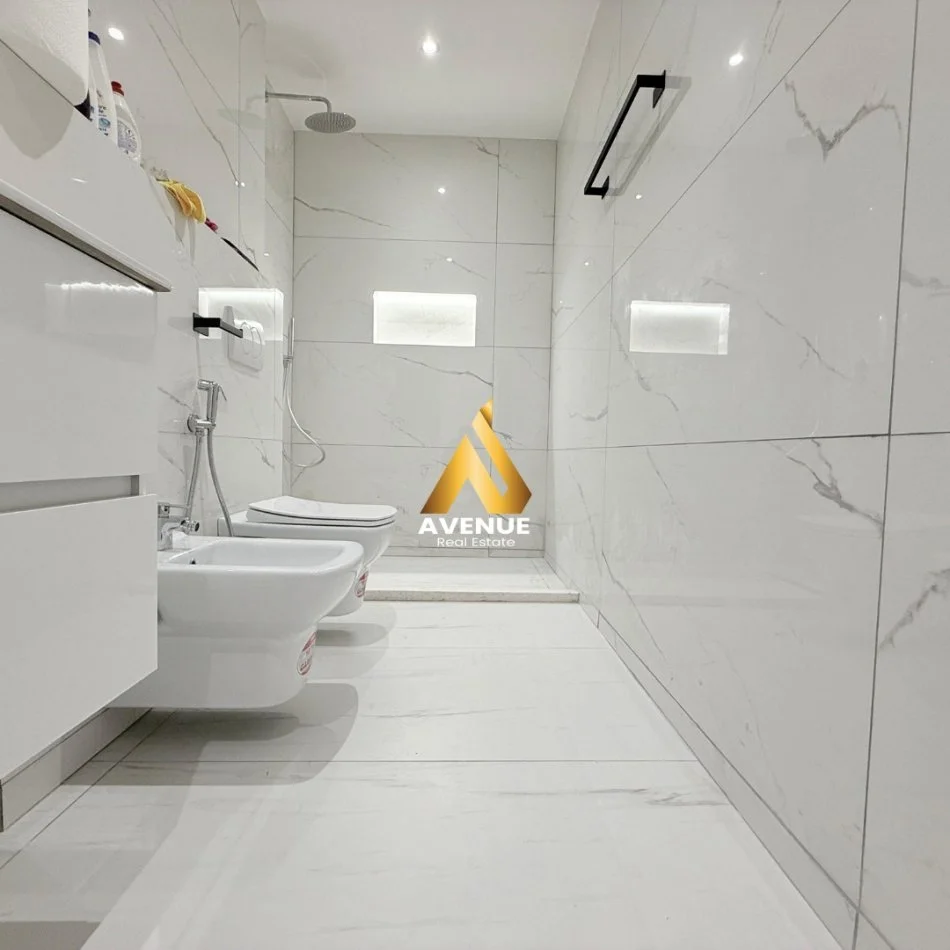 Tirane, jepet me qera ambjent biznesi Kati 6, 190 m² 1.700 € (Rruga e Elbasanit)