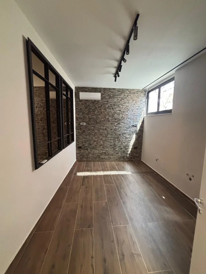 Tirane, jepet me qera ambjent biznesi Kati 0, 65 m² 701 € (Rruga Frosina Plaku)