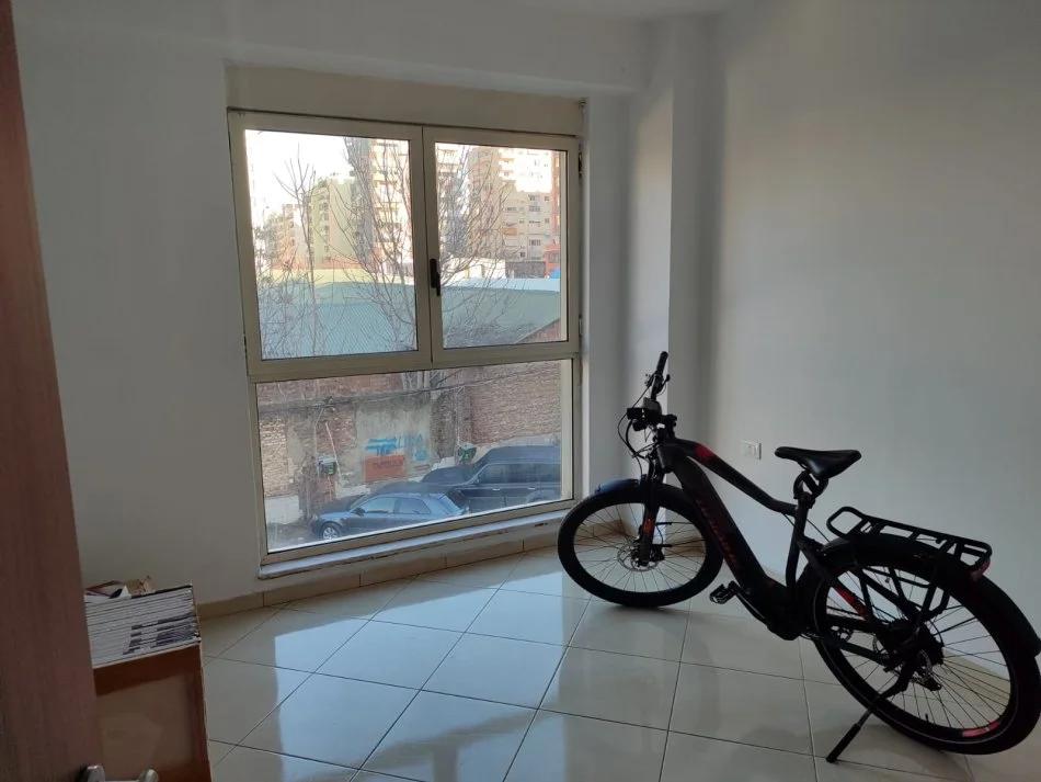 Tirane, jepet me qera apartament 2+1 Kati 1, 94 m² 700 € (Kompleksi Delijorgji, Rruga e Kavajes.)