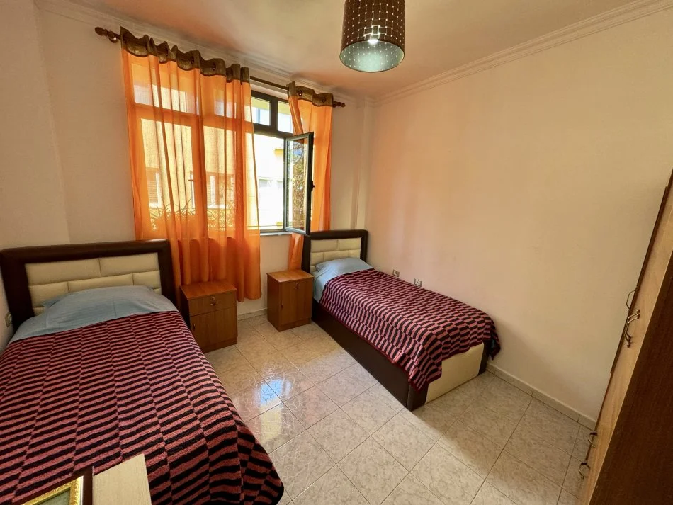 Tirane, jepet me qera apartament 2+1+Ballkon Kati 2, 100 m² 550 € (Rruga e Durresit)