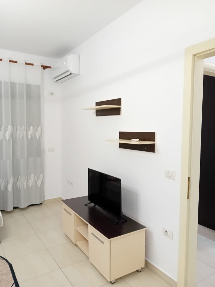 Tirane, jepet me qera apartament 1+1+Ballkon Kati 1, 67 m² 450 € (Tek Reifazen Bank)